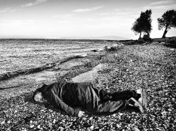 El fotógrafo indio es el autor de la imagen donde Ai Weiwei aparece tirado en la orilla de una playa de la isla de Lesbos, en Grecia. EFE /