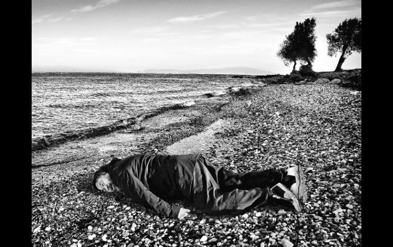 El fotógrafo indio es el autor de la imagen donde Ai Weiwei aparece tirado en la orilla de una playa de la isla de Lesbos, en Grecia. EFE /