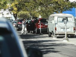 Los visitantes de la zona denuncian que estos trabajadores exigen desde 20 hasta 50 pesos por vehículo. EL INFORMADOR / ARCHIVO