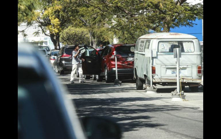 Los visitantes de la zona denuncian que estos trabajadores exigen desde 20 hasta 50 pesos por vehículo. EL INFORMADOR / ARCHIVO