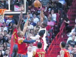 Dwyane Wade. El jugador del Heat de Miami se levanta para encestar durante el partido del domingo pasado ante Hawks. AFP /