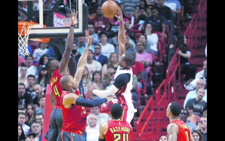 Dwyane Wade. El jugador del Heat de Miami se levanta para encestar durante el partido del domingo pasado ante Hawks. AFP /