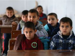 Niños sirios asisten a clases en un campo de refugiados. AP / R. Adayleh