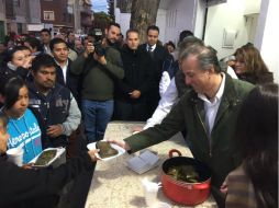 Durante su visita a una Lechería Liconsa de Azcapotzalco, repartió tamales a los asistentes. TWITTER / @JoseAMeadeK