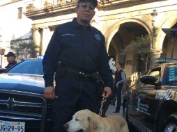 ''Es una chulada de compañero'', dice el policía Andrés Ríos, veterinario de profesión y compañero de ''Charger''. EL INFORMADOR / V. Arenas