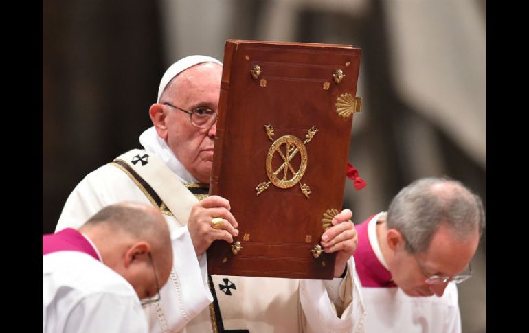 El jerarca (i) remarca que Bergoglio viene a dar una nueva esperanza y a dar fuerzas a los mexicanos. AFP / ARCHIVO