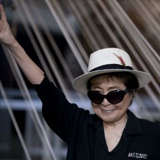 Yoko Ono inaugura sus 'Árboles de los deseos' en el Zócalo