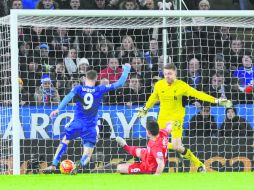 Jamie Vardy anota su segundo gol en el partido contra el Liverpool. El ariete del Leicester llegó a 18 dianas. AP /