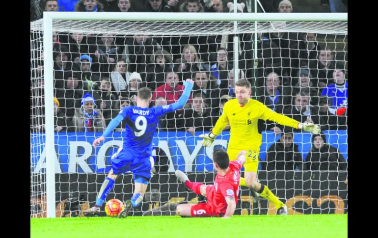 Jamie Vardy anota su segundo gol en el partido contra el Liverpool. El ariete del Leicester llegó a 18 dianas. AP /