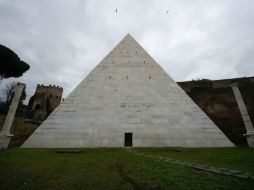 Aunque se eleva a 36 metros de altura, desde hace mucho la pirámide ha sido ignorada por los turistas. AP / D. Stinellis