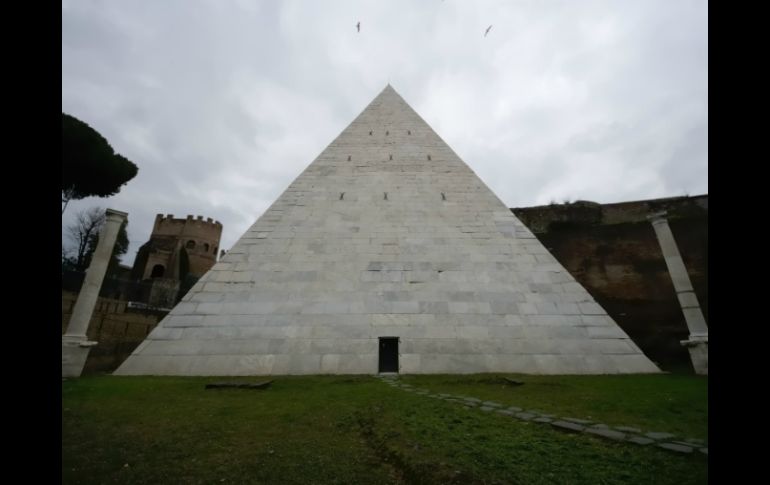 Aunque se eleva a 36 metros de altura, desde hace mucho la pirámide ha sido ignorada por los turistas. AP / D. Stinellis