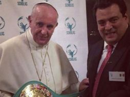 Mauricio Sulaimán hizo la entrega del cinturón al Pontífice en octubre de 2013. TWITTER / @WBCBoxing