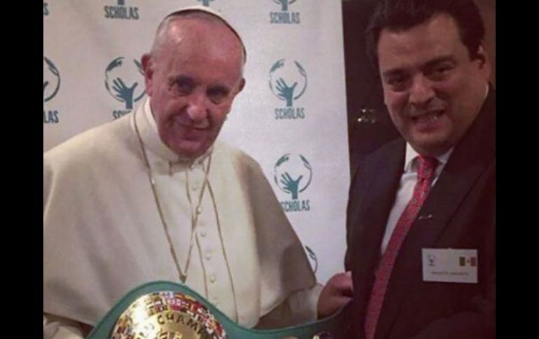 Mauricio Sulaimán hizo la entrega del cinturón al Pontífice en octubre de 2013. TWITTER / @WBCBoxing