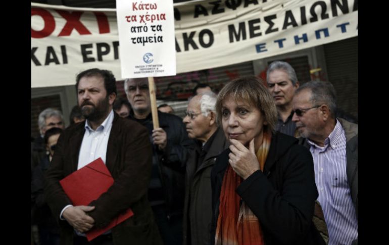 Periodistas griegos se manifiestan frente al Ministerio de Trabajo en Atenas. EFE / Y. Kolesidis