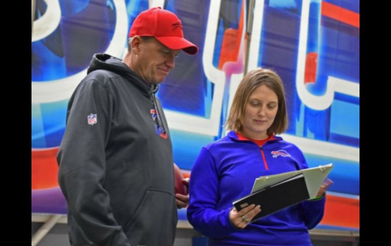 Kathryn Smith ingresará a la liga como asistente de equipos especiales. TWITTER / @buffalobills