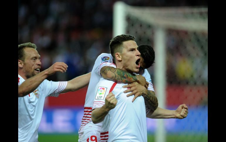 Kevin Gameiro festeja el tercer tanto a favor del Sevilla. AFP / C. Quicler