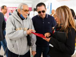 Alfonso Calderón (78 años) acudió ayer a la Feria de Afores para investigar cómo obtener el dinero ahorrado. EL INFORMADOR / P. Franco