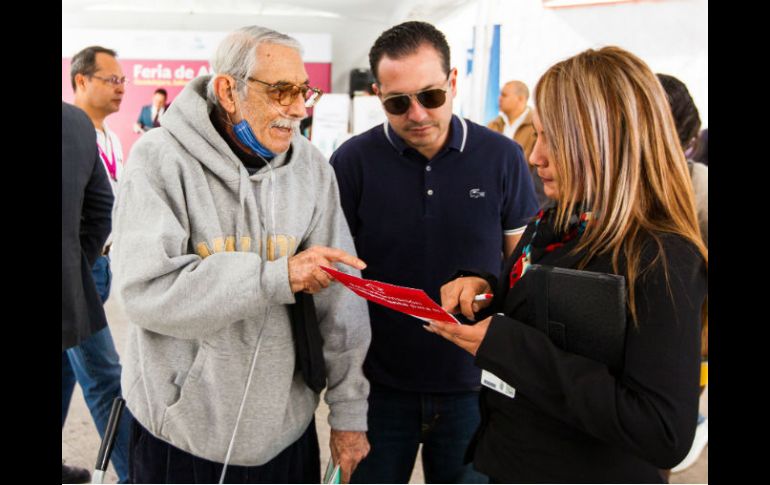 Alfonso Calderón (78 años) acudió ayer a la Feria de Afores para investigar cómo obtener el dinero ahorrado. EL INFORMADOR / P. Franco