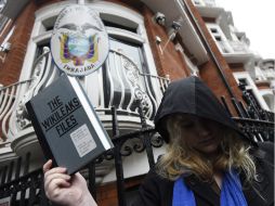 El gobierno británico reitera a Assange que será arrestado y extraditado a Suecia si abandona la sede diplomática. EFE / F. Arrizabalaga