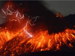 Explosión al lado del volcán, cerca de la cumbre, junto con destellos similares a rayos. AP /