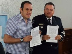 Firma del convenio con el comisionado de Seguridad de Morelos. TWITTER / @kpya