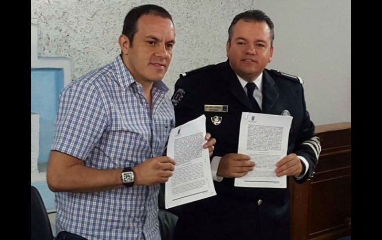 Firma del convenio con el comisionado de Seguridad de Morelos. TWITTER / @kpya