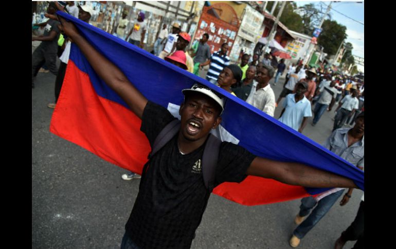 La constitución haitiana no contempla el escenario que se presenta en la isla, donde se manifiestan por un supuesto fraude electoral. AFP / H. Retamal