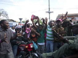 Cuando los ex soldados pasaron cerca de manifestantes antigubernamentales, ambas partes se insultaron. AP / D. N. Chery