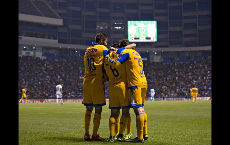 Tigres festeja su victoria tras el partido. MEXSPORT / J. Ramírez