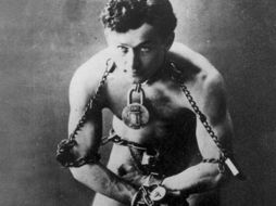 Houdini, El rey de las esposas, murió en 1926, a los 52 años, a consecuencia de una peritonitis. ESPECIAL /