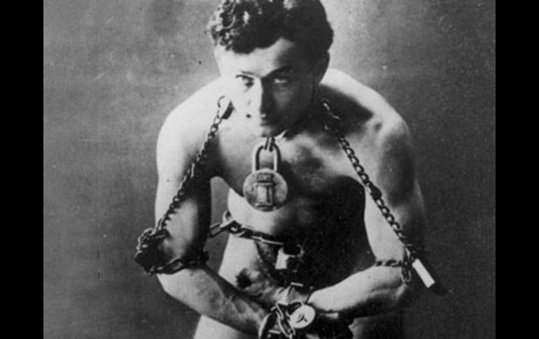 Houdini, El rey de las esposas, murió en 1926, a los 52 años, a consecuencia de una peritonitis. ESPECIAL /