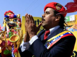 Un hombre disfrazado de Nicolás Maduro desfila durante la Batalla de Flores del Carnaval de Barranquilla. EFE / R. Maldonado