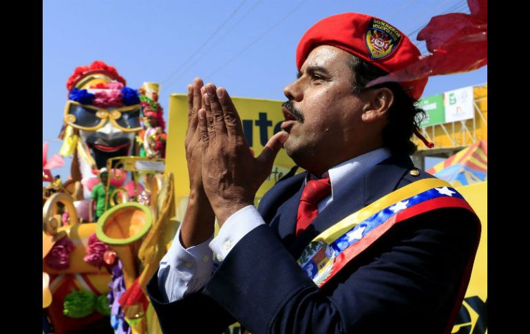 Un hombre disfrazado de Nicolás Maduro desfila durante la Batalla de Flores del Carnaval de Barranquilla. EFE / R. Maldonado