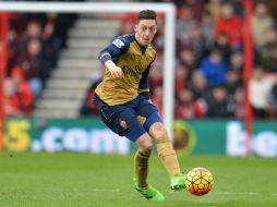 Özil abrió el marcador con una volea tras dejada de cabeza del delantero francés Olivier Giroud. AFP / G. Kirk