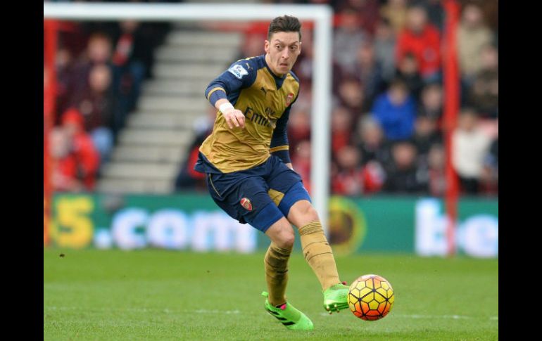 Özil abrió el marcador con una volea tras dejada de cabeza del delantero francés Olivier Giroud. AFP / G. Kirk