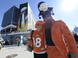 Los aficionados de Broncos son los que imperan más en una tarde soleada en California. EFE / J. Mabanglo