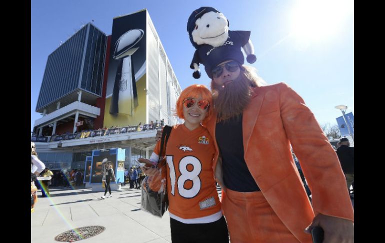 Los aficionados de Broncos son los que imperan más en una tarde soleada en California. EFE / J. Mabanglo