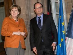 Antes del comienzo, Hollande y Merkel se estrecharon la mano y posaron brevemente ante los medios. EFE / P. Seeger