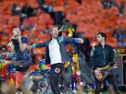 Coldplay apareció en escena con los acordes de 'Yellow' para después iniciar el espectáculo con 'Viva la Vida'. AFP / T. Clary