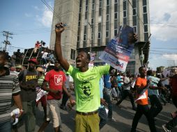 Los manifestantes celebran la salida de Michel Martelly. EFE / ARCHIVO