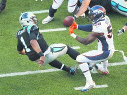 El linebacker de los Broncos de Denver, Von Miller, le despoja el ovoide al quarterback de las Panteras, Cam Newton. EFE / T. Avelar