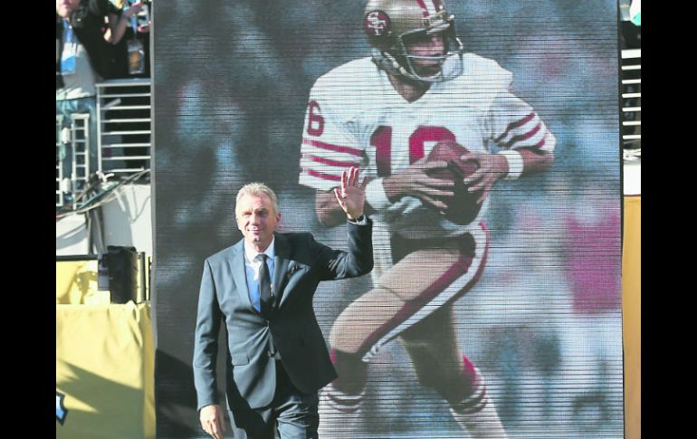 Joe Montana, ganador en tres ocasiones del reconocimiento al Jugador Más Valioso, fue uno de los homenajeados. AFP / P. Smith