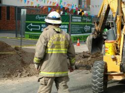 Ante la fuga, elementos de Protección Civil de Jalisco evacuan a los vecinos. TWITTER / @PCJalisco