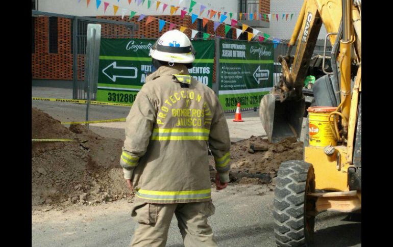 Ante la fuga, elementos de Protección Civil de Jalisco evacuan a los vecinos. TWITTER / @PCJalisco