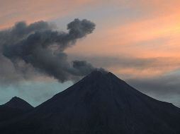 ASA no estimó el tiempo que tardará en reabrir la terminal aérea, debido a erupciones del Volcán El Colima. TWITTER / @webcamsdemexico