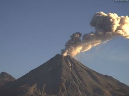 La terminal aérea se habría cerrado debido a la caída de cenizas por actividad del volcán El Colima. TWITTER / @Volcan_Colima