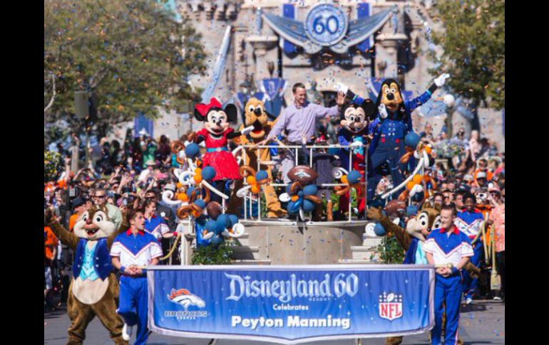 El mariscal de campo fue honrado con un desfile en la calle Main de Disneylandia. TWITTER / @Disneyland