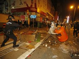 Los policías acudieron a desalojar un mercado callejero en el que se vendían albóndigas de pescado y fueron atacados. AP / K. Cheung