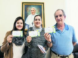 La familia González García, muestran sus boletos con los que podrán participar en una de las actividades del Papa Francisco en Juárez. EL INFORMADOR / P. Pardo