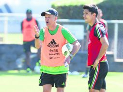 El Tri trabajó en el CAR previo a su viaje a Miami. El entrenador, Juan Carlos Osorio,da instrucciones a Jesús Molina. MEXSPORT /